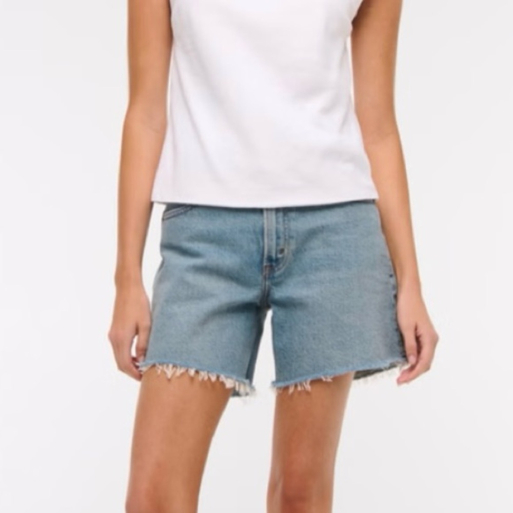 🆕- Abercrombie & Fitch- High Rise Dad Short Curve Love. Size: 8